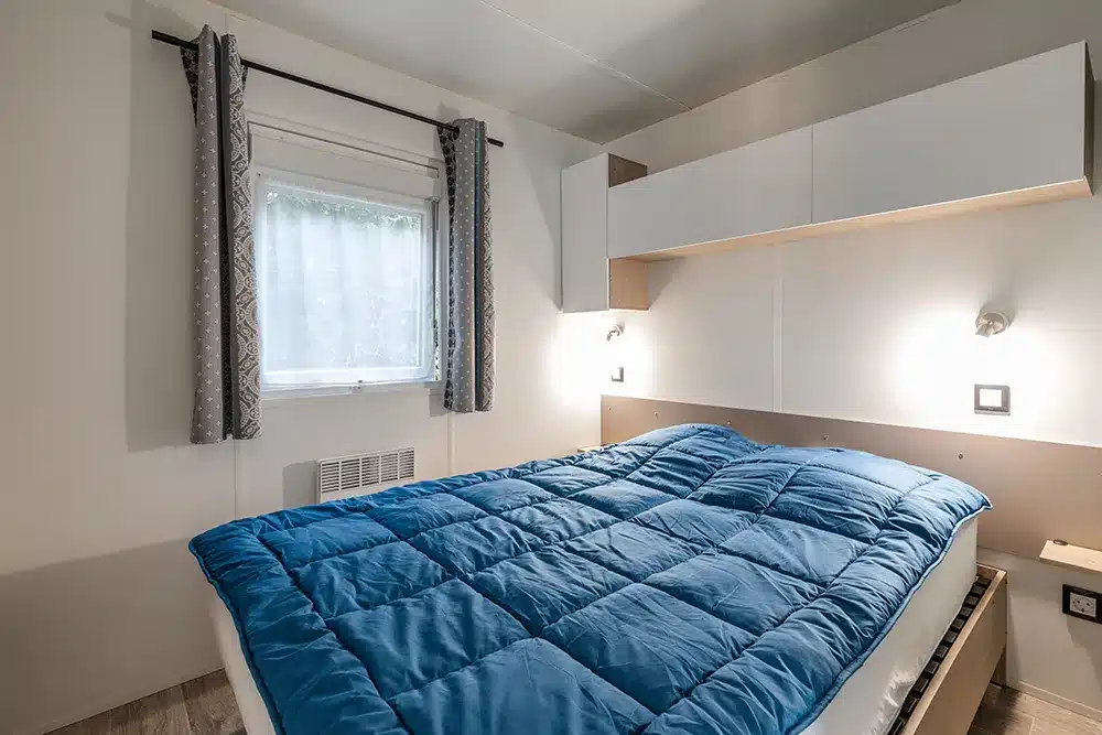 Mobilheim Komfort Zimmer mit Doppelbett