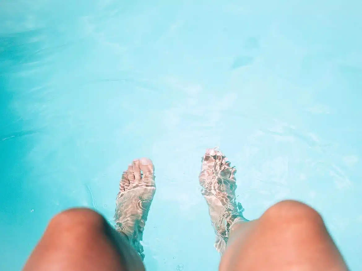 pieds dans leau piscine