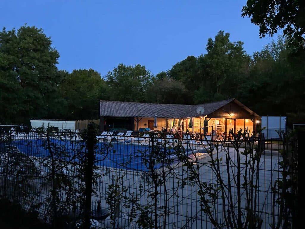 Camping La Vallée des Vignes Salle du resto by night