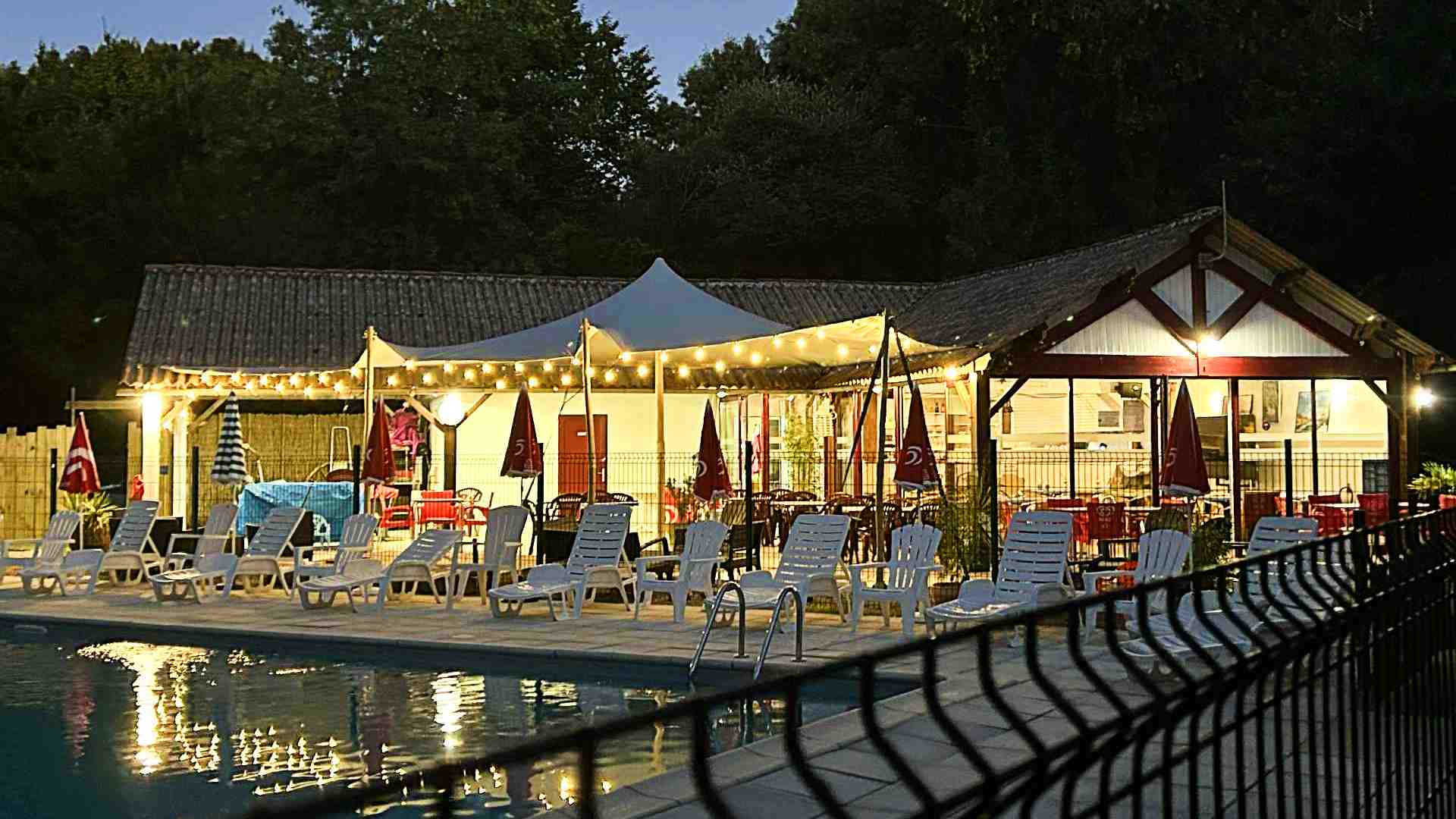 Camping La Vallée des Vignes Bar resto by night1
