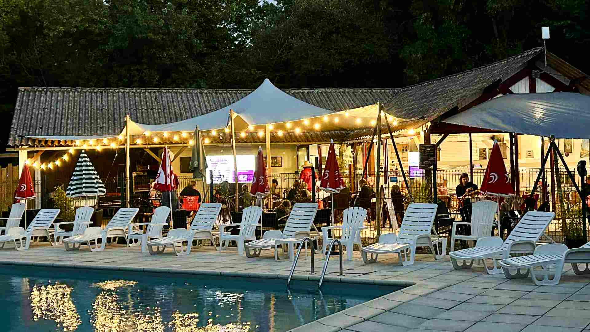Camping La Vallée des Vignes Bar resto by night2